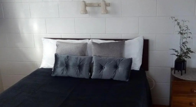Кровать в общем номере Redwood Lodge Motel