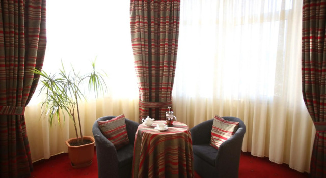 Hotel Continental, Забронировать Отель Отели области Тираны с парковкой, Парковка