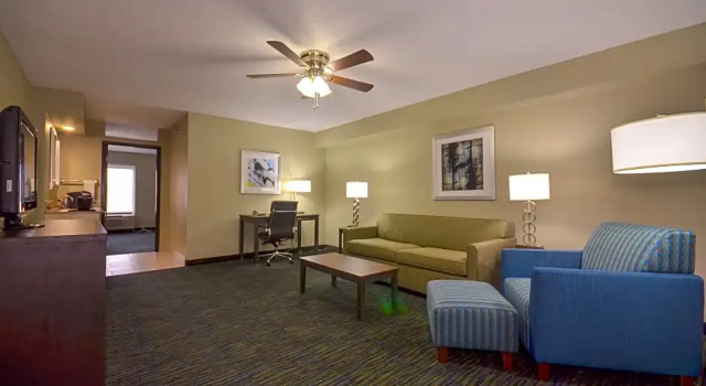 Двухместный люкс c 1 комнатой Holiday Inn Express & Suites Fayetteville University of Arkansas Area by IHG