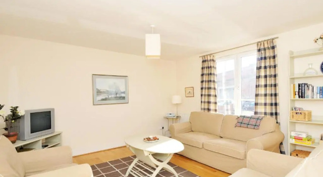 202 quiet 2 bedroom property in residential area with secure private parking, Забронировать Отель Бротон Эдинбург, рядом с Железнодорожный вокзал Эдинбург-Уэверли