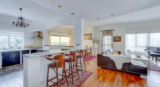 Charming spacious 4BR apt near the sea, Забронировать Отель Тель-Авив Тель-Авивский округ, рядом с Площадь Рабина