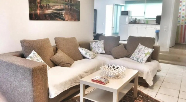 Renovated apt 100m from beach WiFi AC