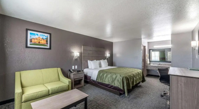 Номер Standard Quality Inn I-10 East near Frost Bank Center