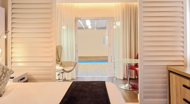 Двухместный номер Standard с балконом и с видом на бассейн First Group Riviera Suites