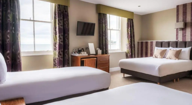 Четырёхместный номер Standard с видом на море Esplanade Hotel Llandudno