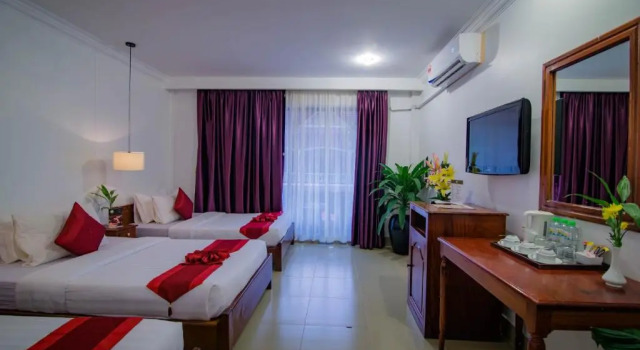Трёхместный номер Deluxe с балконом Mekong Angkor Deluxe Hotel