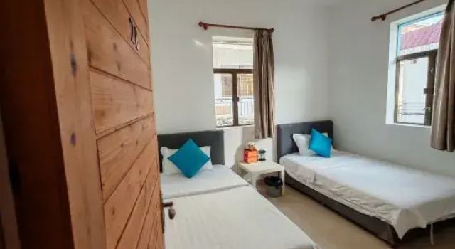 Кровать в общем номере с 6 комнатами Hola Inn