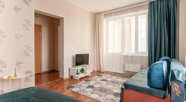 Home on Karamzin Street, Reserva ahora Apartamento Hoteles en Krasnoyarsk con aparcamiento, Aparcamiento