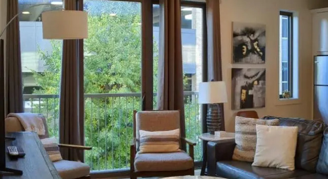 Location Location - Capri Condo 212, Забронировать Отель Отели и гостиницы Траверс-Сити, рядом с Туристический центр Траверс-Сити, Отель