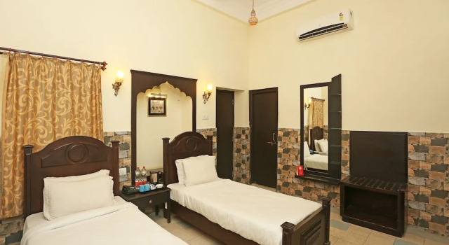 OYO 9666 Hotel The Fateh, Забронировать Отель Отели штата Раджастхана с парковкой, Парковка