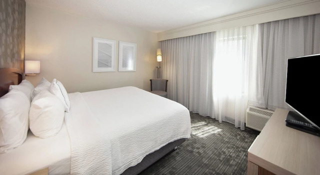 Двухместный люкс с балконом Courtyard by Marriott Valdosta