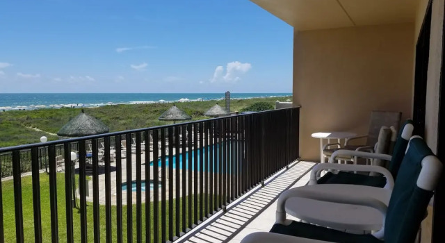 Номер Luxury с 2 комнатами с балконом и с красивым видом из окна Seabreeze 1 Condominiums