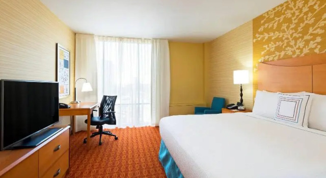 Двухместный люкс Fairfield Inn & Suites by Marriott Louisville Downtown