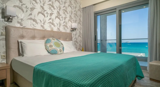 Двухместный номер с балконом и с видом на море Denise Beach Hotel