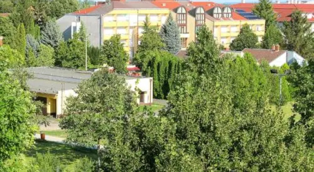 Holiday Apartman Hévíz, Book Lejlighed Hoteller i Western Transdanubia med parkering, Parkering