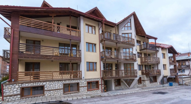 ★ Chic & Elegant 1 Bedroom in Eagle's Nest Complex ★ Close to Gondola and Bar Street, Prenota Hotel Hotel a Blagoevgrad con parcheggio, Parcheggio