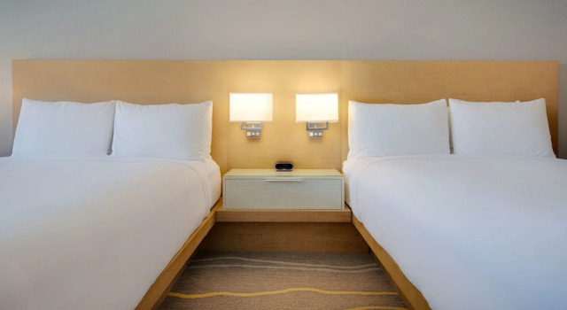 Четырёхместный номер Standard с балконом и с частичным видом на океан Delta Hotels by Marriott Daytona Beach Oceanfront
