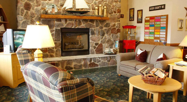 Кровать в общем номере AmericInn by Wyndham Sturgeon Bay