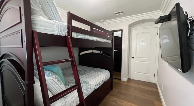 Fantastic 6 bedroom, 4.5 bath home (4 master Suites), pool home, Забронировать Отель Анахайм Disneyland California, рядом с Курорт Disneyland® Resort