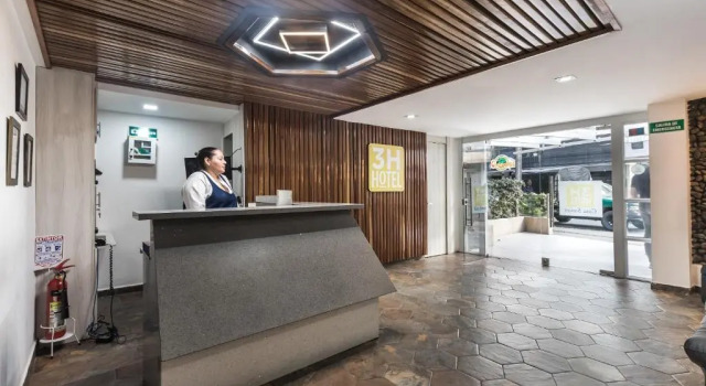 3H HOTEL Av 70, Забронировать Отель Лаурелес-Эстадио Медельин, рядом с San Antonio's Square