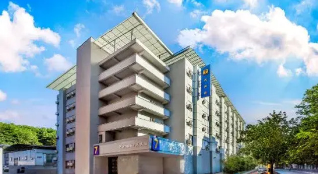 7 Days Premium Hotel (Guiyang Qingshui River Road Jinjiang Road Double Subway Station)
