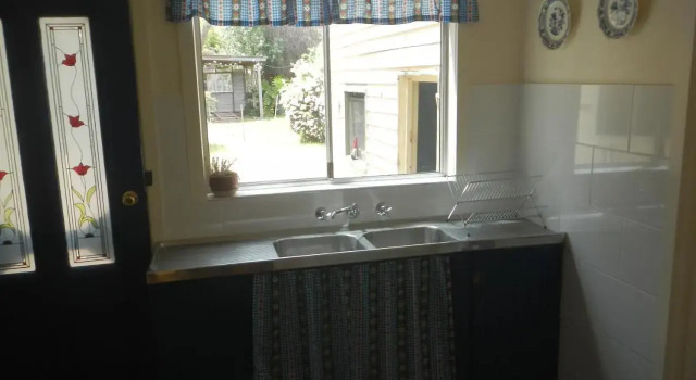 Yarram Cottage: Art and Accommodation, Prenota Hotel Yarram Gippsland