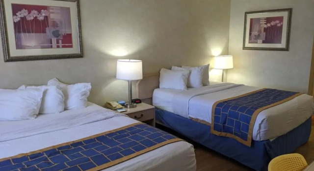 Четырёхместный номер Standard Days Inn by Wyndham Bullhead City