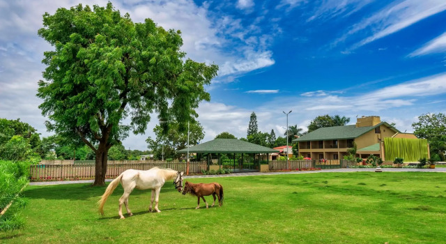 SaffronStays Amaltas, Nashik-10 Bedroom Pool Villa For Large Groups And Corporate Offsites, Забронировать Вилла Насик штат Махараштра