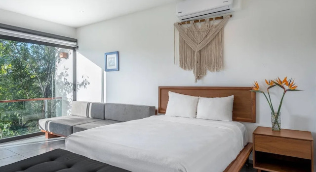 Unbeatable Located Spacious Loft With Amazing Roof
