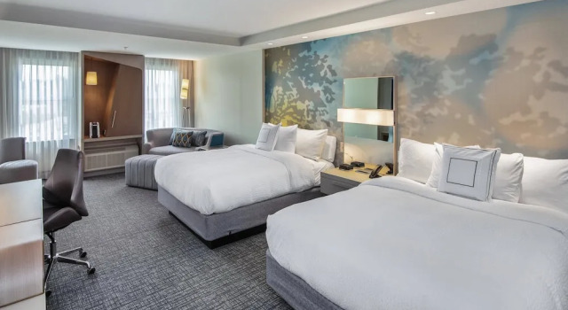 Люкс Courtyard by Marriott Raleigh Cary/Parkside Town Commons