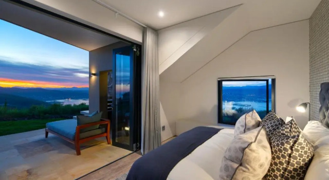 Кровать в общем номере с 6 комнатами Alkira Luxury Lodge and Villa
