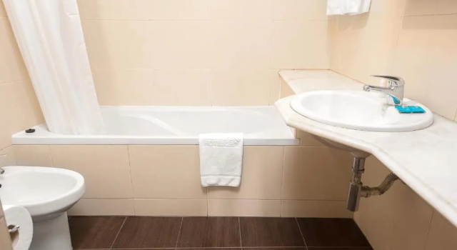Четырёхместный номер Standard Hotel DAH - Dom Afonso Henriques