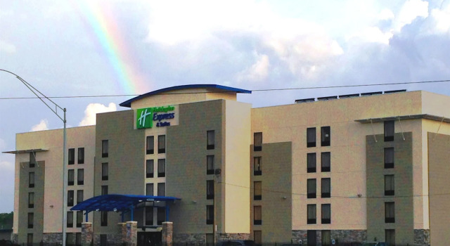 Holiday Inn Express & Suites Jackson Downtown - Coliseum by IHG, Varaa Hotelli Hotellit New England uima-altaalla, Uima-allas