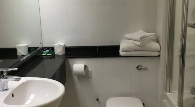 Номер Standard с видом на озеро Normanton Park Hotel, BW Signature Collection