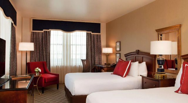 Четырёхместный номер Deluxe Hotel Roanoke & Conference Center, Curio Collection by Hilton