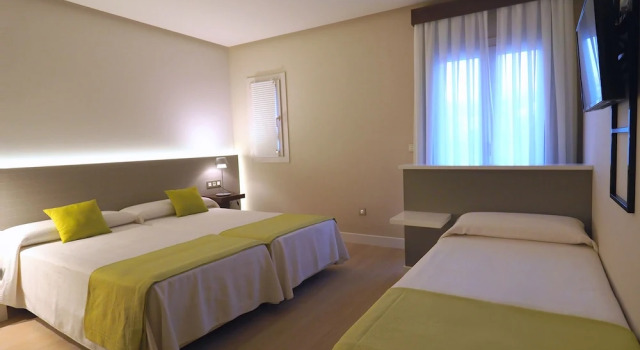 Трёхместный номер Deluxe с балконом Quinta Real Granada