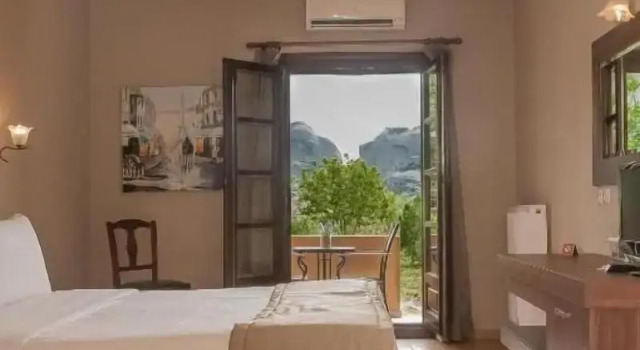 Трёхместный номер Standard с балконом и с видом на сад Hotel Doupiani House
