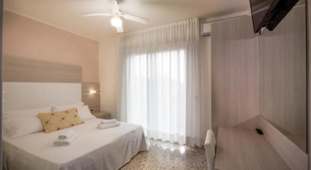 Hotel Atenea Golden Star, Забронировать Отель Отели Каорле с парковкой, рядом с Дарсена делл Оролоджо, Парковка