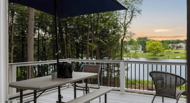 Nittany Cabin by Avantstay Lakefront, View, Firepit, Prenota Hotel Hotel a Monroe County con parcheggio, Parcheggio