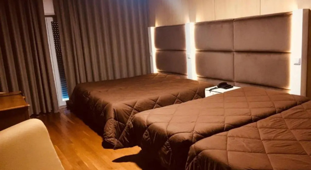 Четырёхместный номер Standard с балконом Hotel Europa
