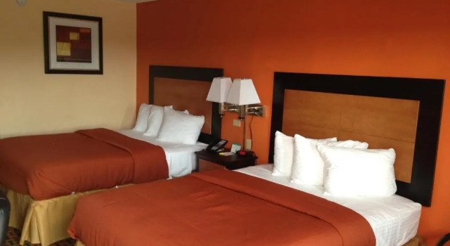 Четырёхместный номер Deluxe Days Inn by Wyndham Independence
