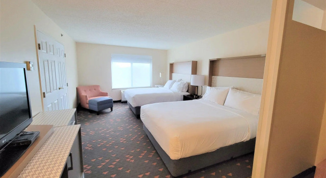 Четырёхместный люкс с 2 комнатами Holiday Inn Hotel & Suites Ann Arbor University of Michigan Area by IHG