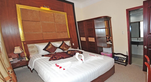 Люкс с балконом и с красивым видом из окна Duy Tan Vinh Hotel