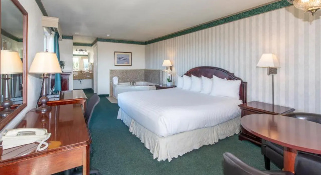 Люкс Emerald Dolphin Inn & Mini Golf