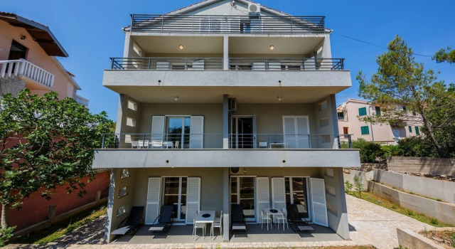Apartments Vila Vlasta, Забронировать Апартаменты/квартира Отели Врбоска с парковкой, рядом с Частный Пляж «Виллы Эмма», Парковка