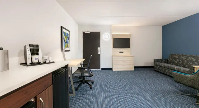 Одноместный люкс c 1 комнатой Holiday Inn Express Hotel & Suites Norfolk Airport by IHG