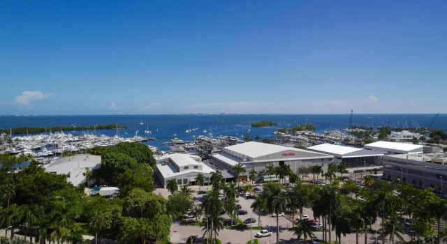 Номер Standard с видом на залив Courtyard Miami Coconut Grove