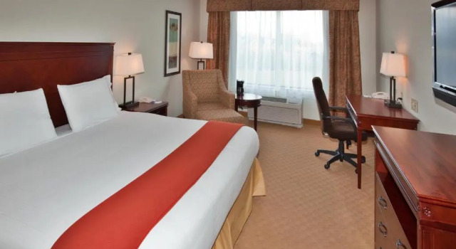 Люкс Holiday Inn Express Hotel & Suites Brockville by IHG