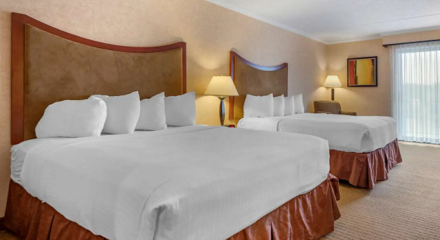 Четырёхместный номер Standard с балконом и с видом на реку Best Western Plus Oswego Hotel and Conference Center