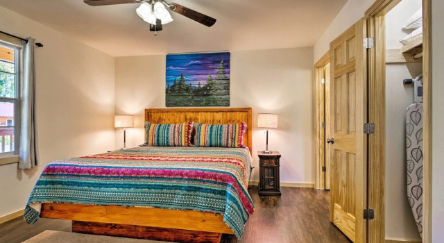 Коттедж 5 Mi to Dtwn: Bryson City Cabin w/ Resort Perks!